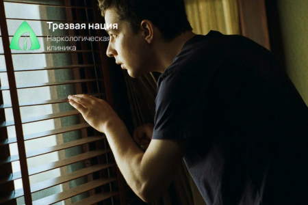 Мужчина смотрит в окно