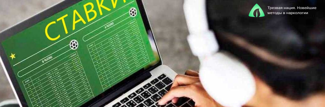 Человек за ноутбуком